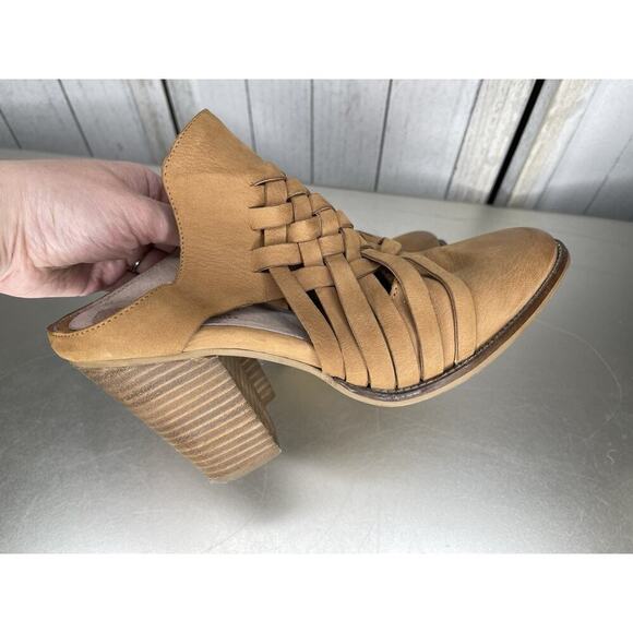 Seychelles Tan Distressed Cutout Leather Ankle Booties Women’s Size 8 - Picture 4 of 7